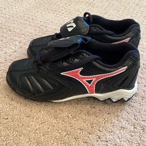 NIB -Girls Mizuno Cleats - Youth size 2